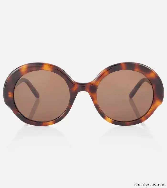 Capris, gafas de sol, bufandas&mdash;el estilo veraniego de Jackie O nunca ha sido más relevante.