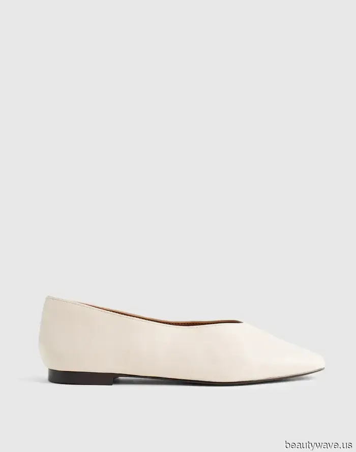 Le ballerine colorate che le ragazze stanno indossando con i pantaloni estivi non sono nere o marroni&mdash;sono molto più cool.