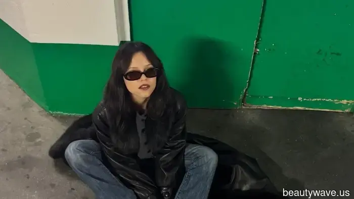 Jenna Ortega ha appena indossato le sneakers Vans da 85 dollari amate dalle persone della moda di L.A.