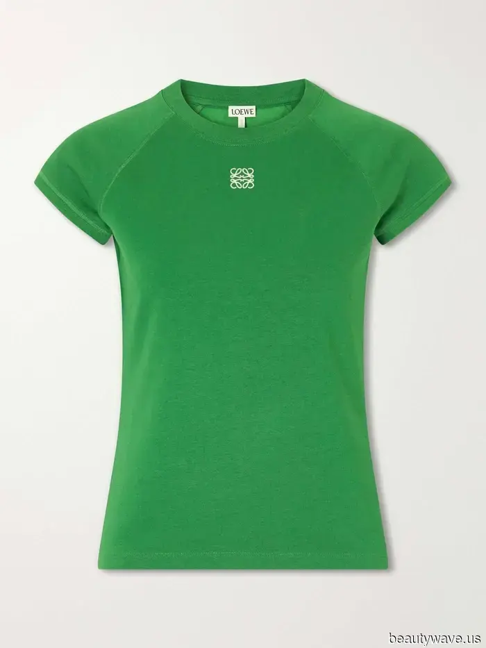 So auszusehen, als wäre man gerade ein Mode-Mensch, ist so einfach wie das Tragen dieser beiden von Chanel genehmigten Farben zusammen.