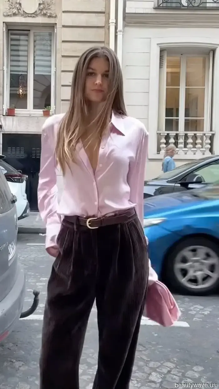 Questa tendenza della camicia in satin sembra uscita direttamente dall'era Gucci di Tom Ford&mdash;7 modi in cui le persone della moda stanno…