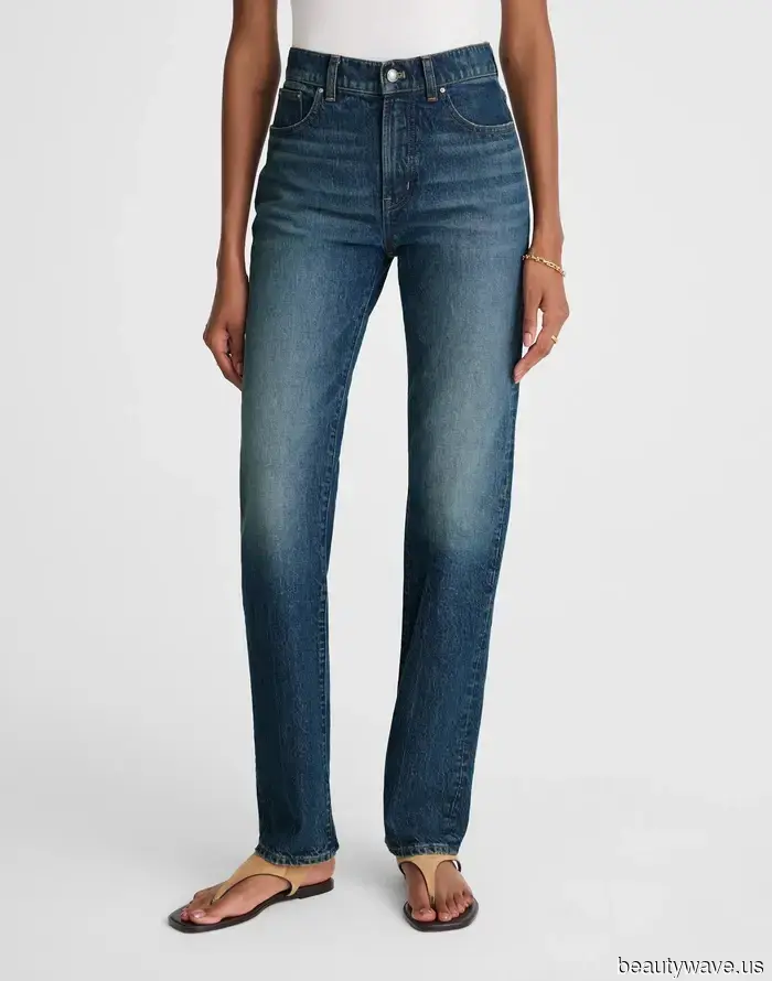 Forget Trendy Shoes—This Is the "Boring" Style That Everyone Is Pairing With Straight-Leg Jeans.