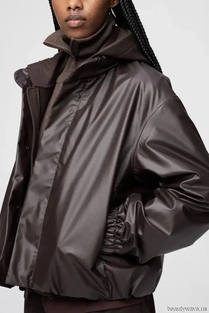 Forget about fleeces and hoodies—this is the must-have jacket for pairing with plain leggings.