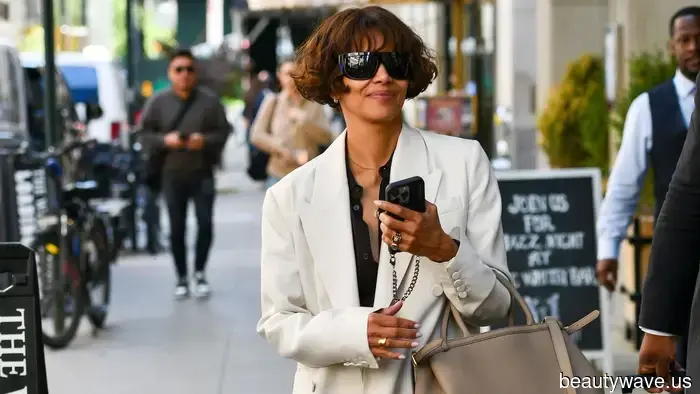 Non Pantaloni Corti: Il Modo It-Girl in cui le Persone del Settore Moda nei Loro 50 Indossano le Sneakers Adidas Questa Estate
