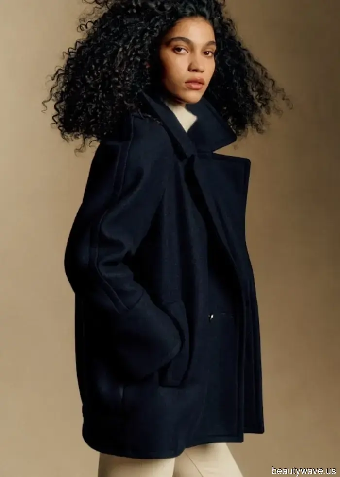 Es ist offiziell: Das ist der beste Farbtrend 2026, den man mit Marineblau tragen kann.