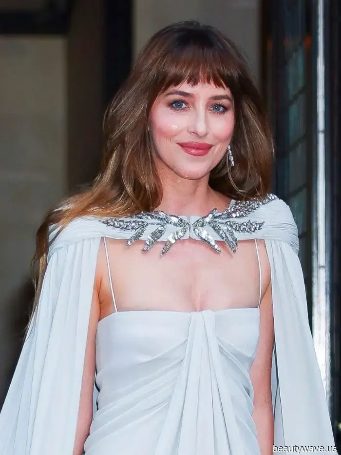 Nein, keine Vorhangfrisur&mdash;Dakota Johnson hat gerade den größten Fransen-Trend der Saison bestätigt.
