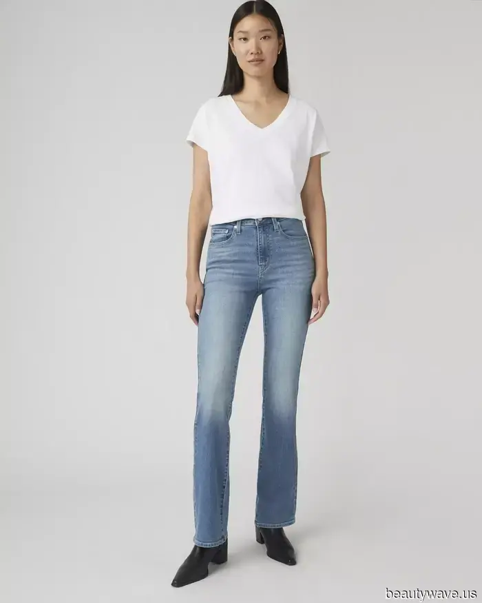 I jeans slim bootcut sono tornati&mdash;questa è la tendenza delle scarpe basse con cui stanno meglio