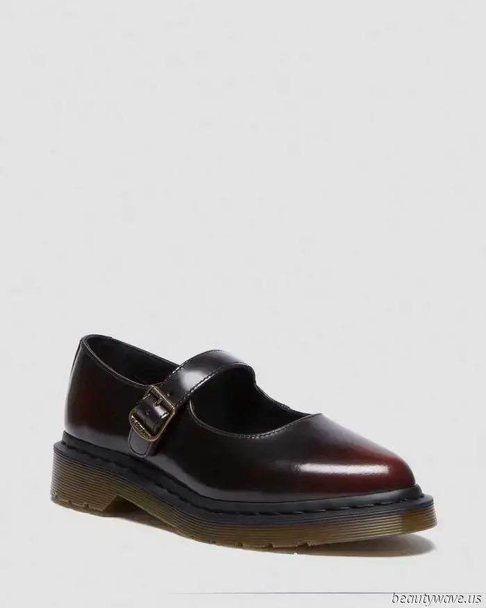 Una persona della Gen Z esperta di moda mi ha appena detto di evitare i semplici mocassini e di privilegiare invece questa elegante tendenza per l'autunno.