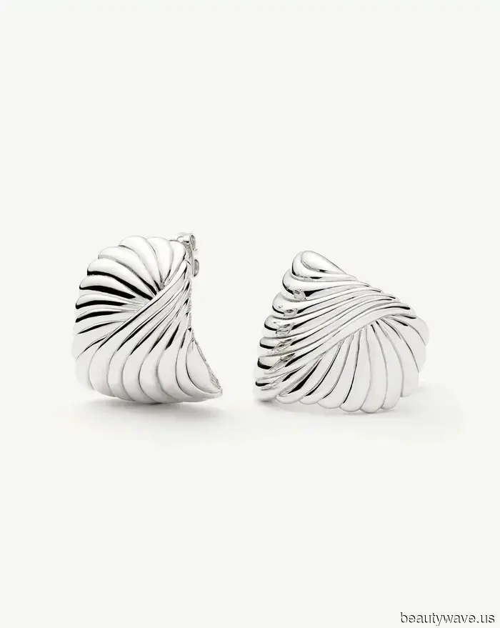 5 Accessories That French Women Are Currently Using to Elevate Their Simple Autumn Outfits to Chic Status