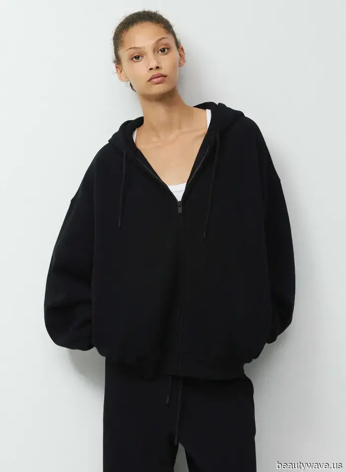 Non è un maglione&mdash;Il basic preferito di Hailey Bieber per il pre-autunno rende i leggings i più cool.