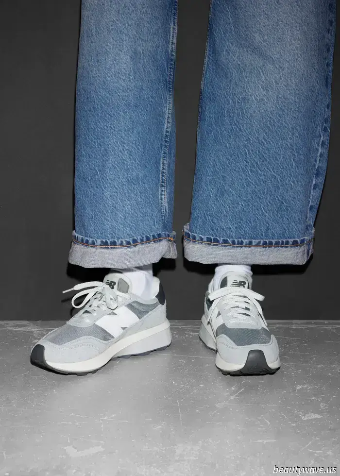 Der nicht-weiße Sneaker-Farbtrend, den Models gerade mit Leggings und Jeans tragen.