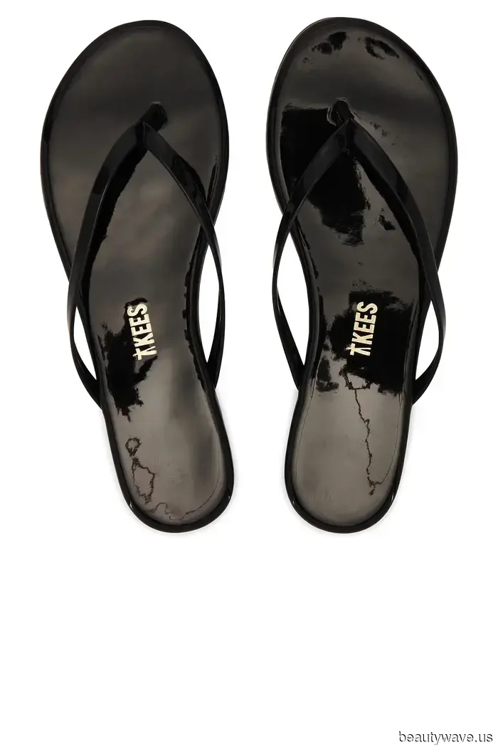 In NYC, every fashionable woman is currently pairing this flat-shoe trend with jeans.