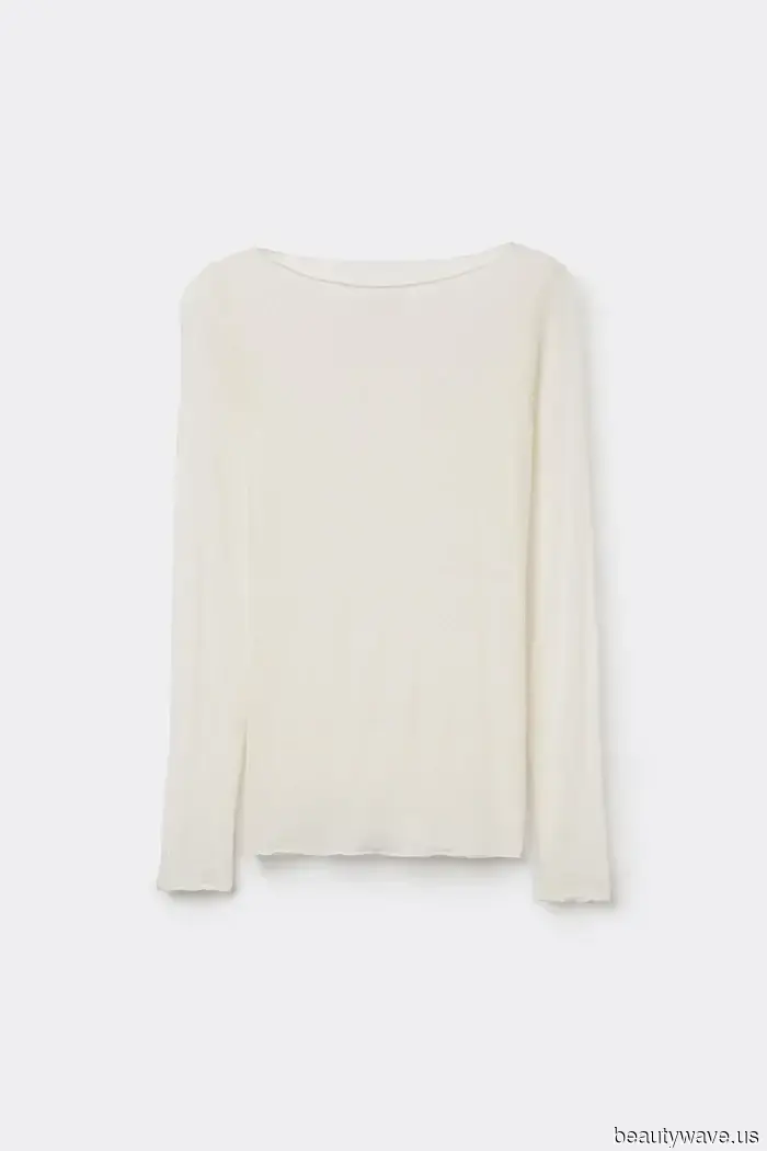 Neither V-Neck nor Crewneck: This T-Shirt Style Is More Sophisticated and Endorsed by Sabrina Carpenter