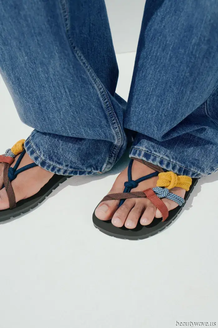 Alexa Chung acaba de descubrir una nueva tendencia en sandalias que hace que las faldas negras "aburridas" se vean muy frescas