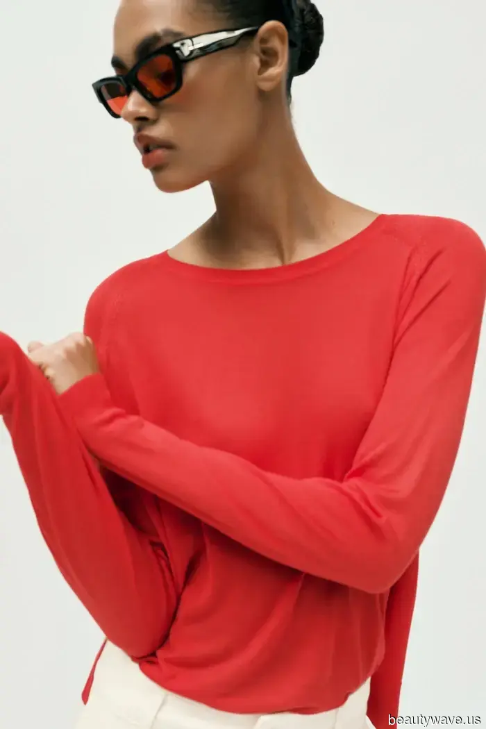 Sarah Pidgeon has just mastered transitional spring fashion with this surprising essential.