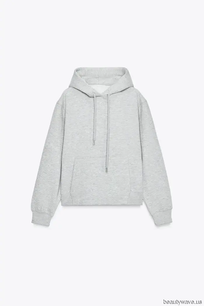 Il modo da ragazza cool per indossare i pantaloni eleganti è con questo basic e queste scarpe.