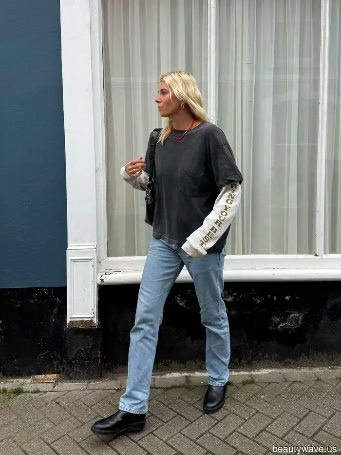 Improvvisamente, le persone della moda ovunque stanno usando questo semplice trucco di stile degli anni '90 per rendere i loro jeans immediatamente più cool.