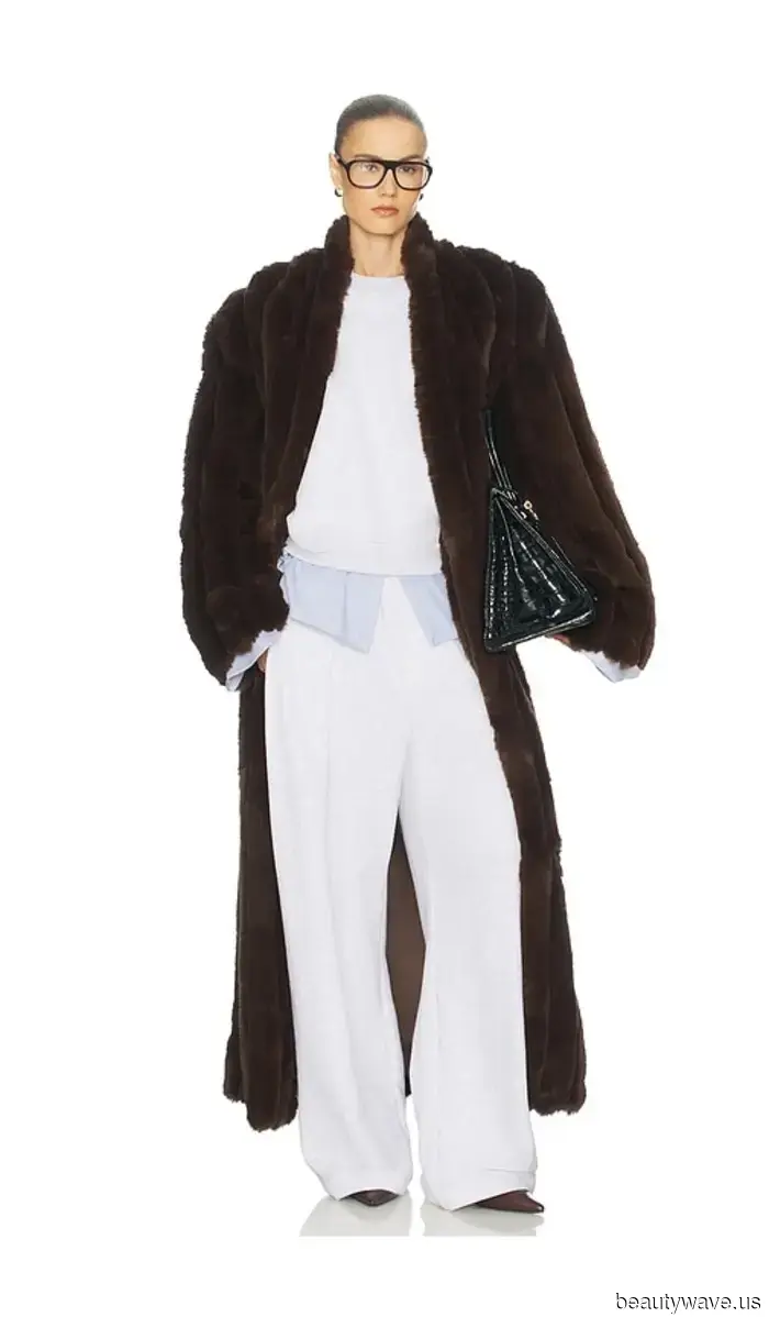 Plötzlich sind Jogginghosen wieder "in" &mdash; Fügen Sie diesen eleganten Manteltrend hinzu, um sie 2025 zu tragen.