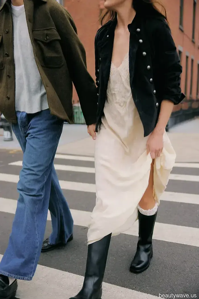 Dieses coole Mädchenkleid und die Schuhkombination aus den 90ern sind diesen Sommer so zurück.