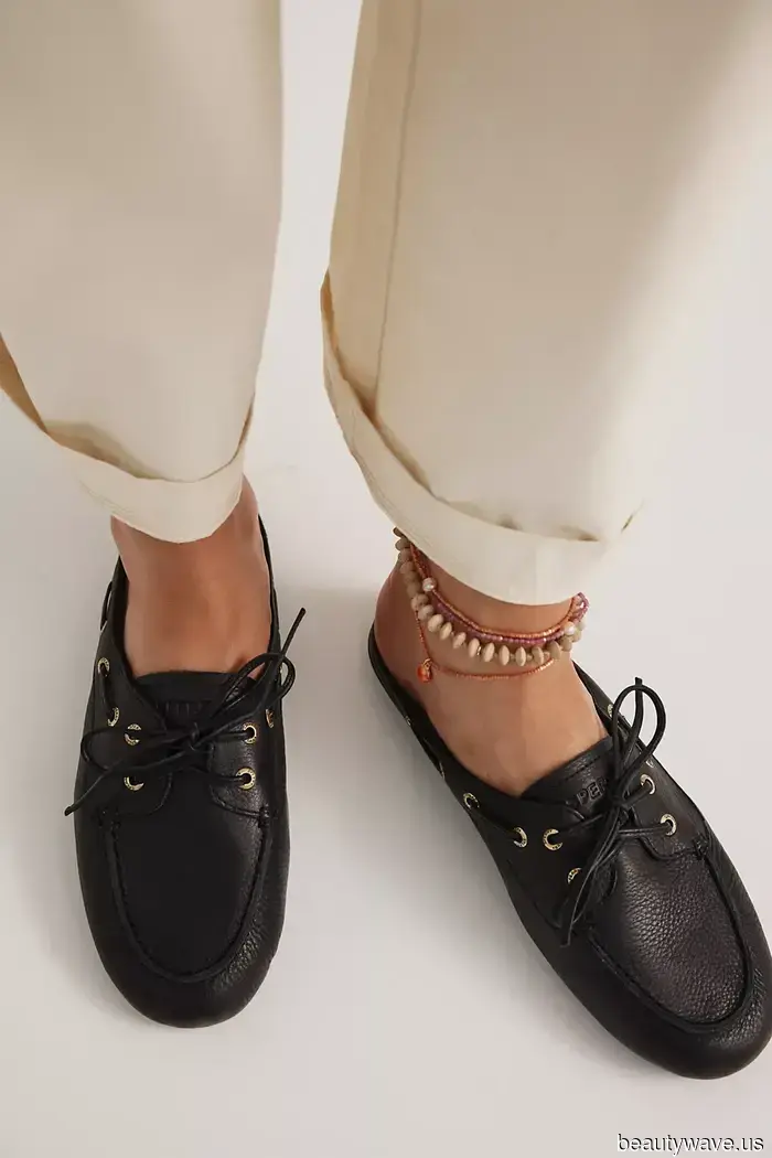 The flat-shoe trend that everyone will be sporting at the airport with jeans this fall has arrived.