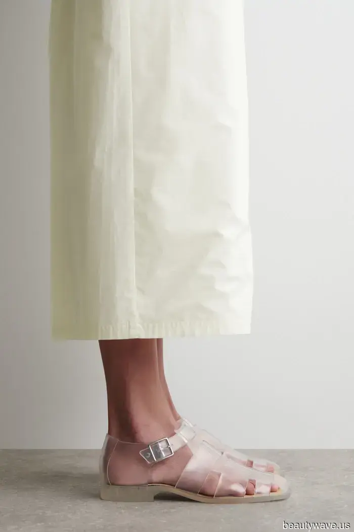 This Controversial '90s Footwear Is a Trend Both Millennials and Gen Z Can Support