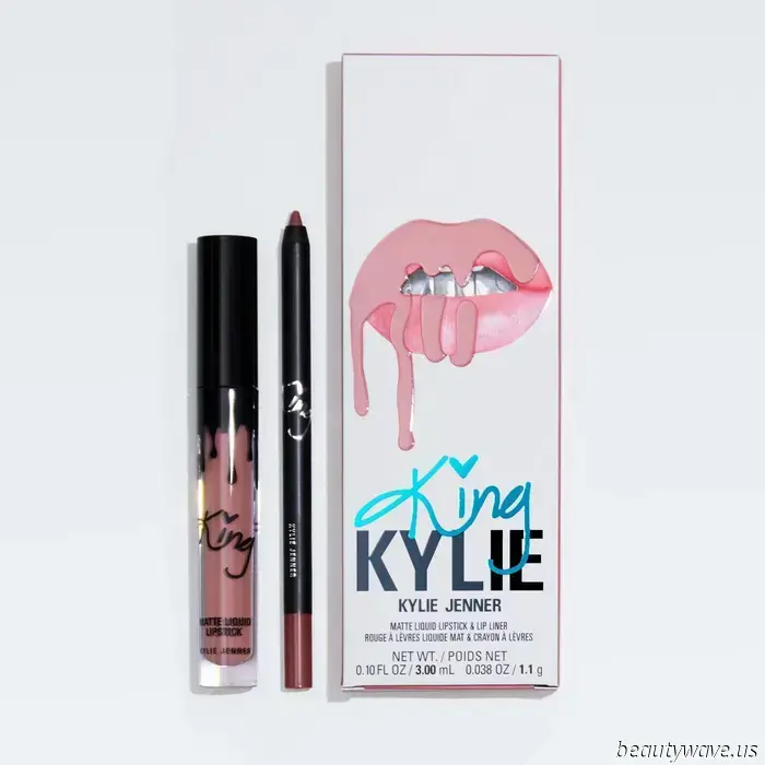 La nuova collezione di trucco di Kylie Jenner, ispirata alla nostalgia, ha appena modernizzato alcune importanti tendenze del 2015. Clicca qui per vedere tutti i prodotti in edizione limitata.