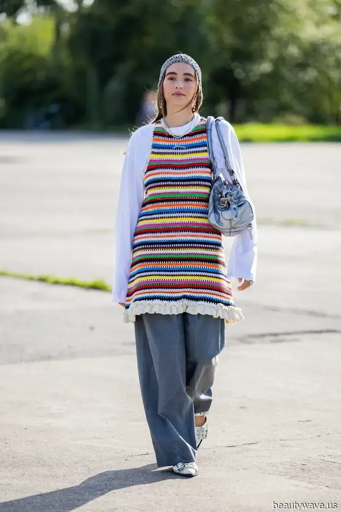 Scandi-Mädchen in Kopenhagen trugen diesen umstrittenen Schicht-Trend mit Jeans während der Fashion Week