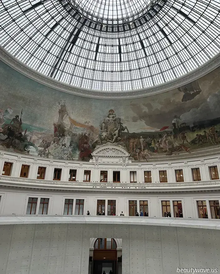 La guida Fashion-Editor per l'estate a Parigi: i luoghi più vivaci e cosa indossare per loro