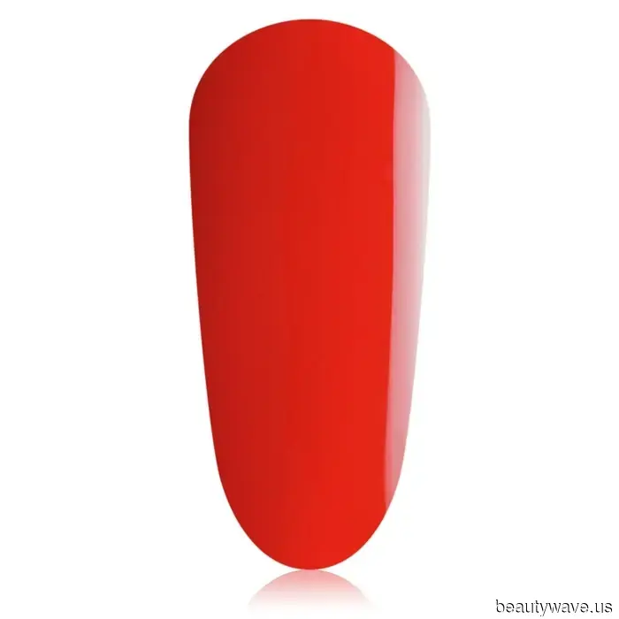 Sostén el rojo&mdash;Las chicas It están combinando sandalias negras con este color de pedicura más elegante y llamativo.