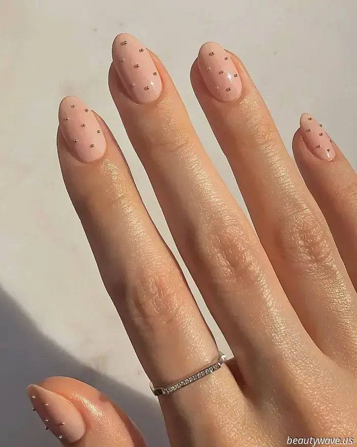 Bereitet euch vor — dieser überraschend schicke Herbst‑Nageltrend kommt auf unsere minimalistischen Maniküren zu.