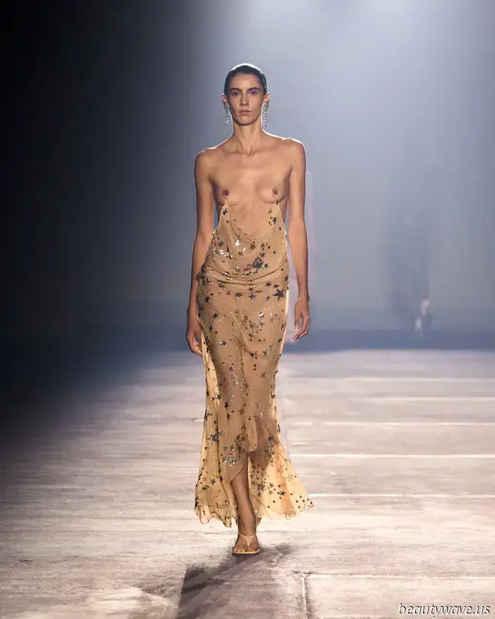 El desfile de primavera 2026 de Mugler es una colisión seductora de exuberancia, fetiches y futurismo.