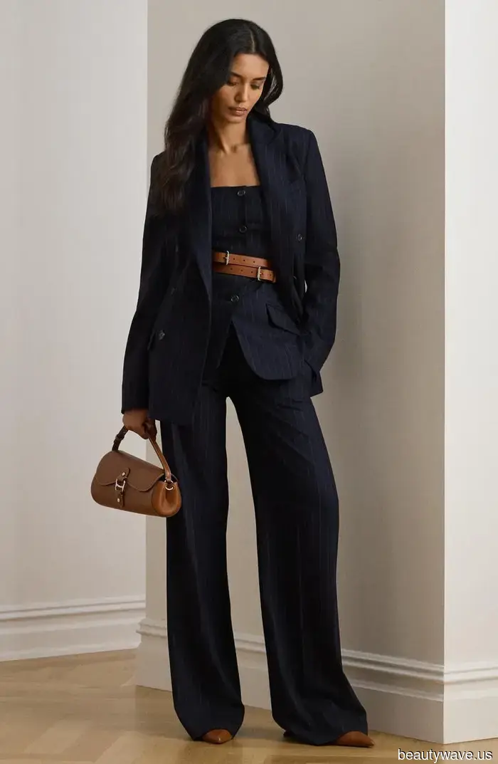 Así de fácil, los trajes pasan de aburridos a geniales cuando cambias las camisas de botones por este reemplazo de 2025.