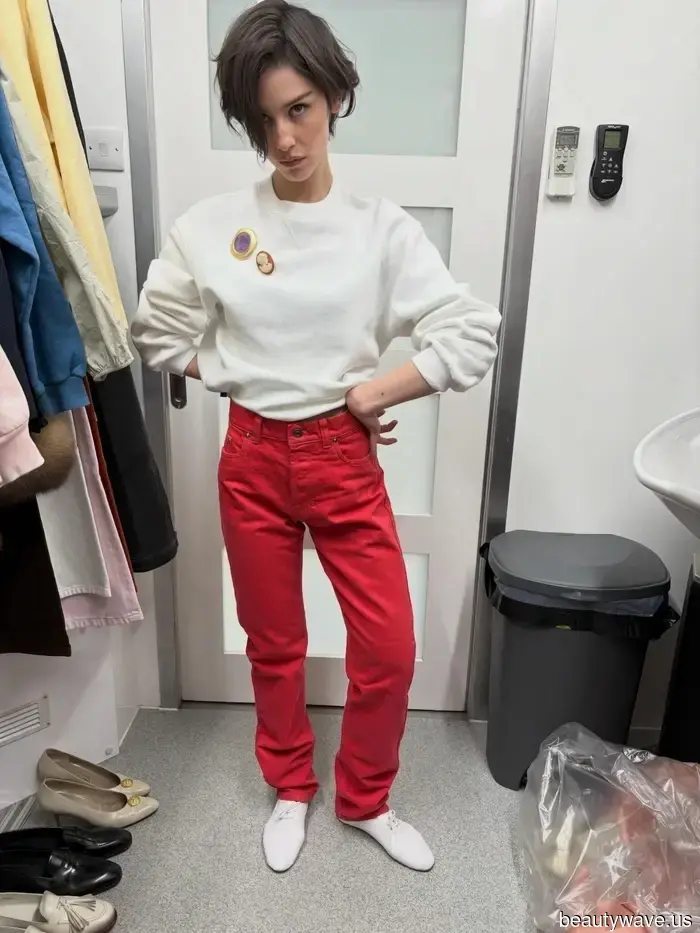 Está aquí: El color de pantalón y jeans más genial para usar con la mayor tendencia de zapatos planos de 2026.