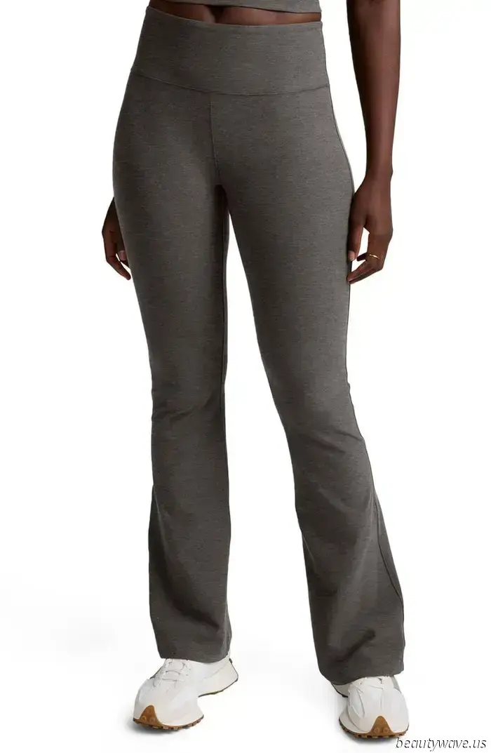 Se intendi indossare i leggings nell'autunno 2025, scegli questa tonalità e abbinali a sneakers bianche.