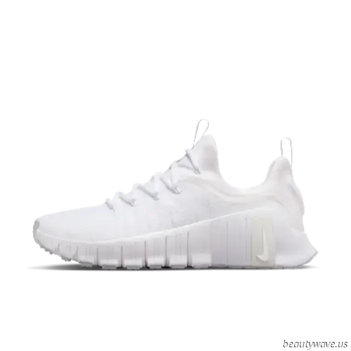 Se intendi indossare i leggings nell'autunno 2025, scegli questa tonalità e abbinali a sneakers bianche.