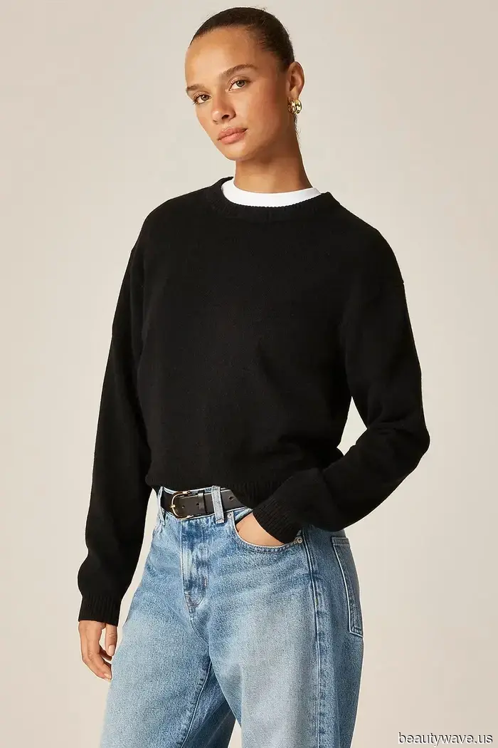 Los jeans azules están bien, pero para el otoño, las personas elegantes saben que esta controvertida tendencia de denim se ve más rica.