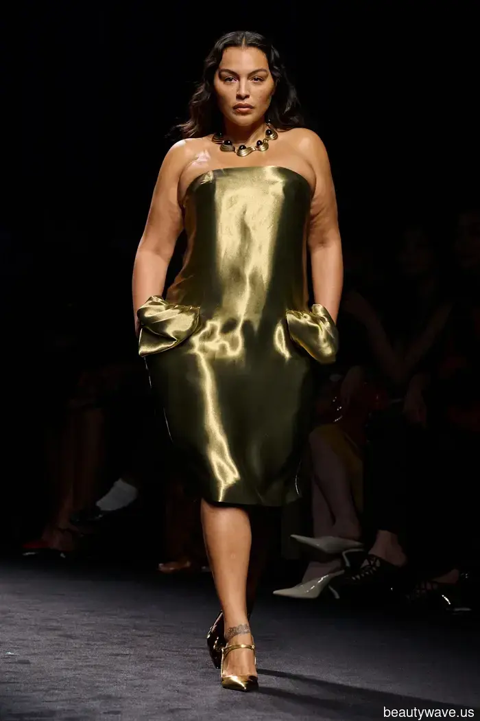 Olvídate de las camisetas de bebé&mdash;Según las pasarelas, esta es la forma más chic de mostrar piel este otoño.