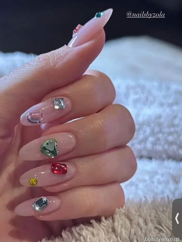 Vergiss Minimalismus&mdash;Kylie Jenners "Crystal Candy" Maniküre hat gerade mein Herbst-Stimmungsboard erstellt.