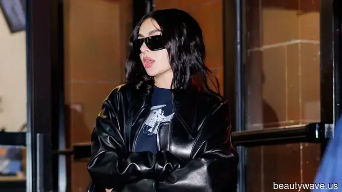 Ascolta, essere alla moda nel 2025 richiede solo 2 cose: jeans larghi e questa strana tendenza delle scarpe basse virali.