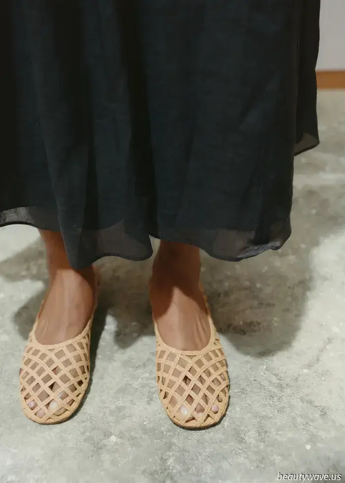 Whole-Foot Flats Are the Stylish Shoe Trend That Elegant Dressers Are Embracing at the Moment.