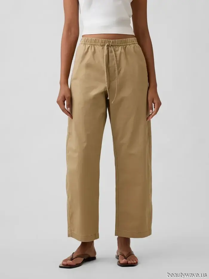It girls are aware that effortless summer outfits begin with white sneakers and this emerging anti-denim pant trend.