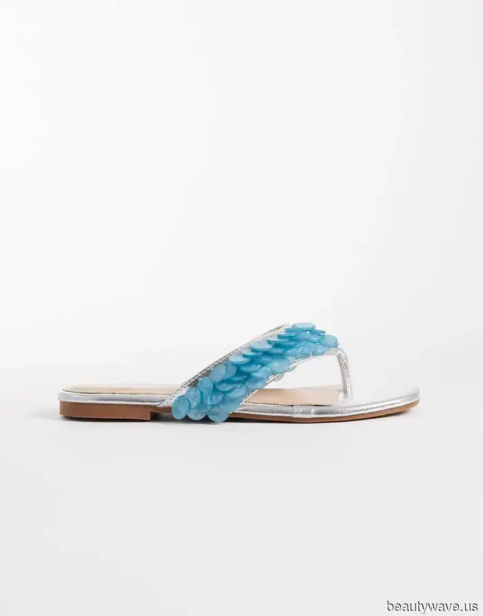 My Most Stylish Coworker Gave Me a Heads-Up—This '90s Sandal Trend Will Take Over for Ballet Flats This Summer.