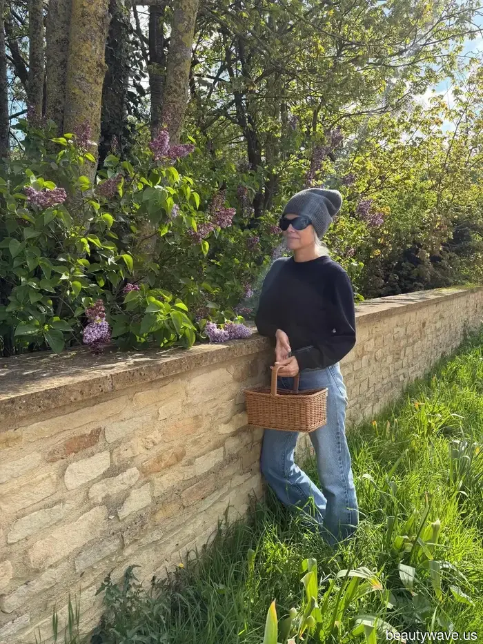 Minimalists Concur: Knitwear Pairs Best with This '90s Denim Style