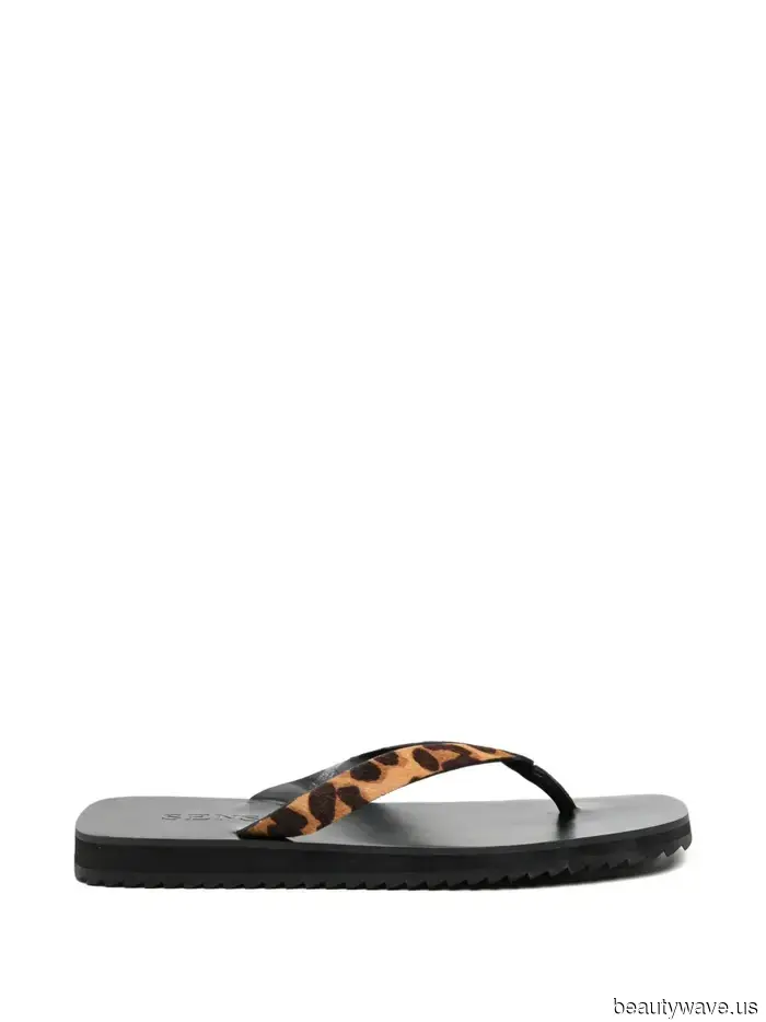 Sostén las Chanclas Negras&mdash;Usar este color de zapato con jeans de lavado oscuro te dará más cumplidos