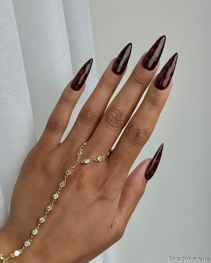 Темные маникюры всегда выглядят стильно&mdash;9 дизайнов ногтей, которые я буду копировать в этом сезоне
