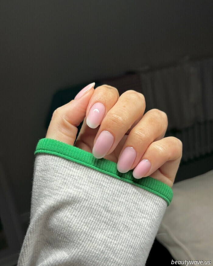 Según las Manicuristas Famosas (y Hailey Bieber), las Uñas de "Servicio Suave" Se están Apoderando del Verano de 2025