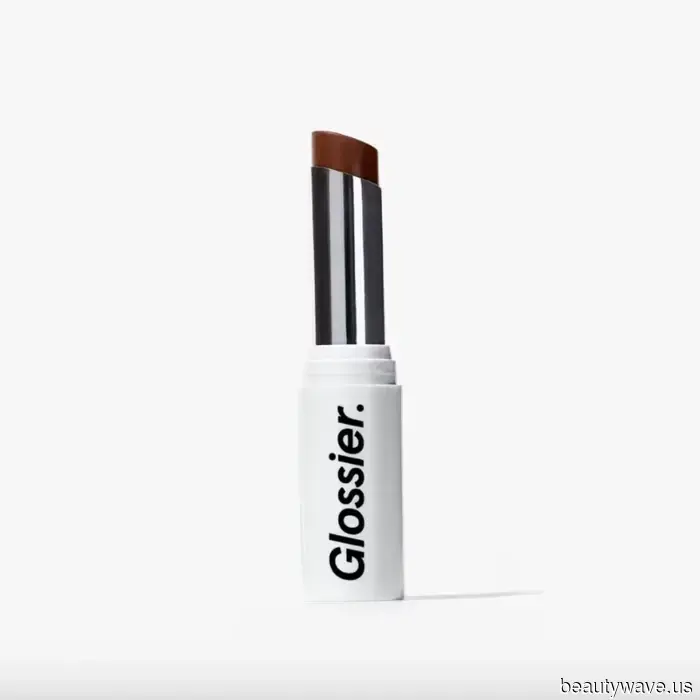 Gabbriette Cambió el Corrector de Labios por la Combinación Fuera de Temporada que Raramente Funciona para el Verano de 2025