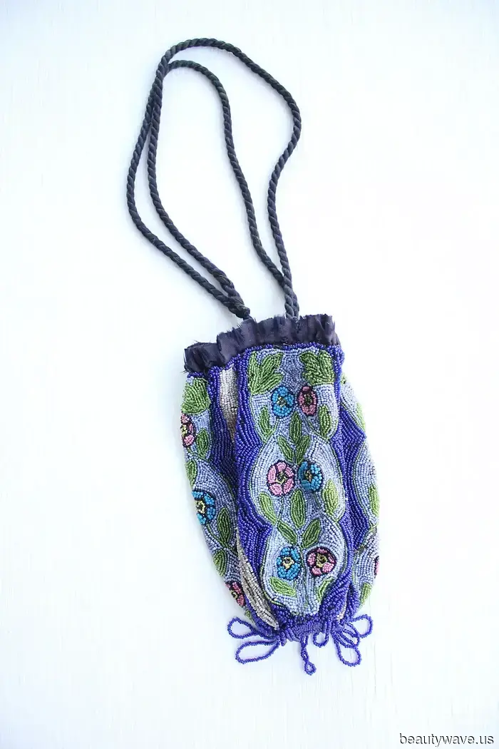 Модные люди сейчас тянутся к маленьким бисерным сумочкам&mdash;31 стильный вариант, который привлек мое внимание