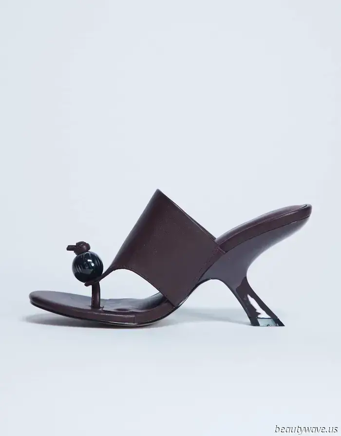 Victoria Beckham ha appena indossato l'elegante scarpa che evita l'effetto piatto e rende un outfit monocromatico molto più interessante.