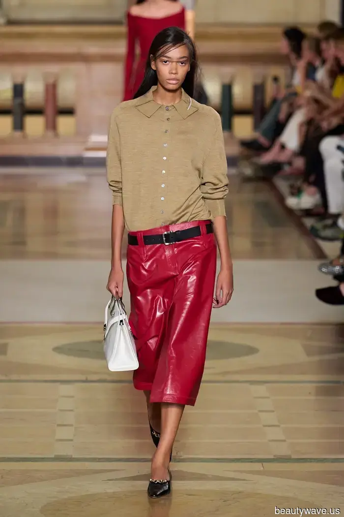 Elegante Kommoden ersetzen ihre schwarzen Röcke durch diese reichhaltige Farbalternative.